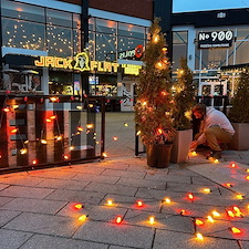 Magnifique-installation-des-lumires-de-Nol-pour-les-restaurants-Laval 0